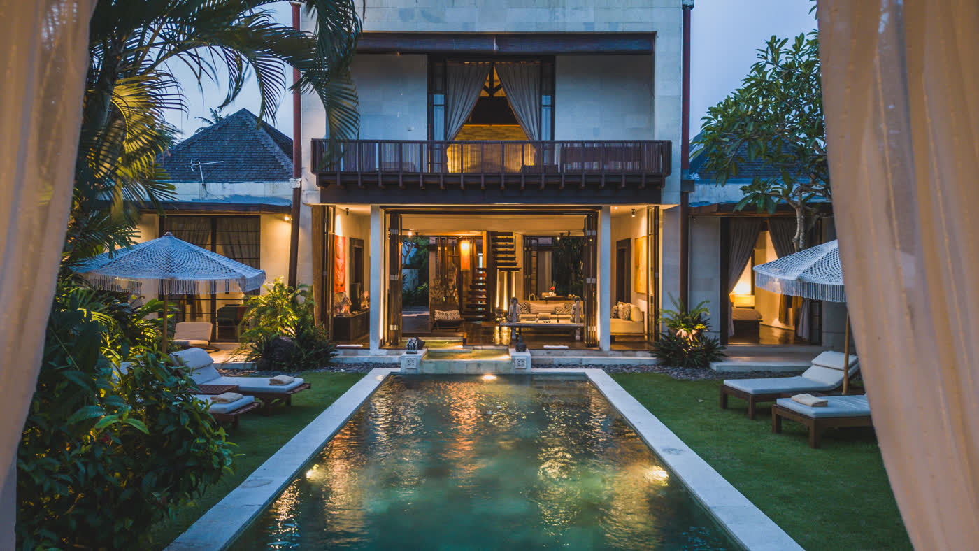 Villa Nakula mit Pool in der Abenddämmerung