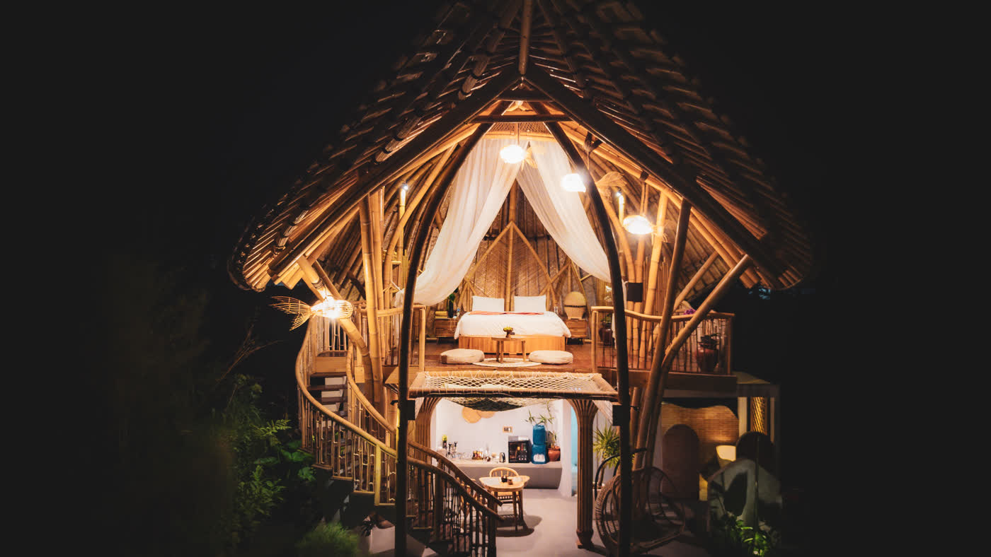 Beleuchtete Bambusvilla Wiwaka bei Nacht