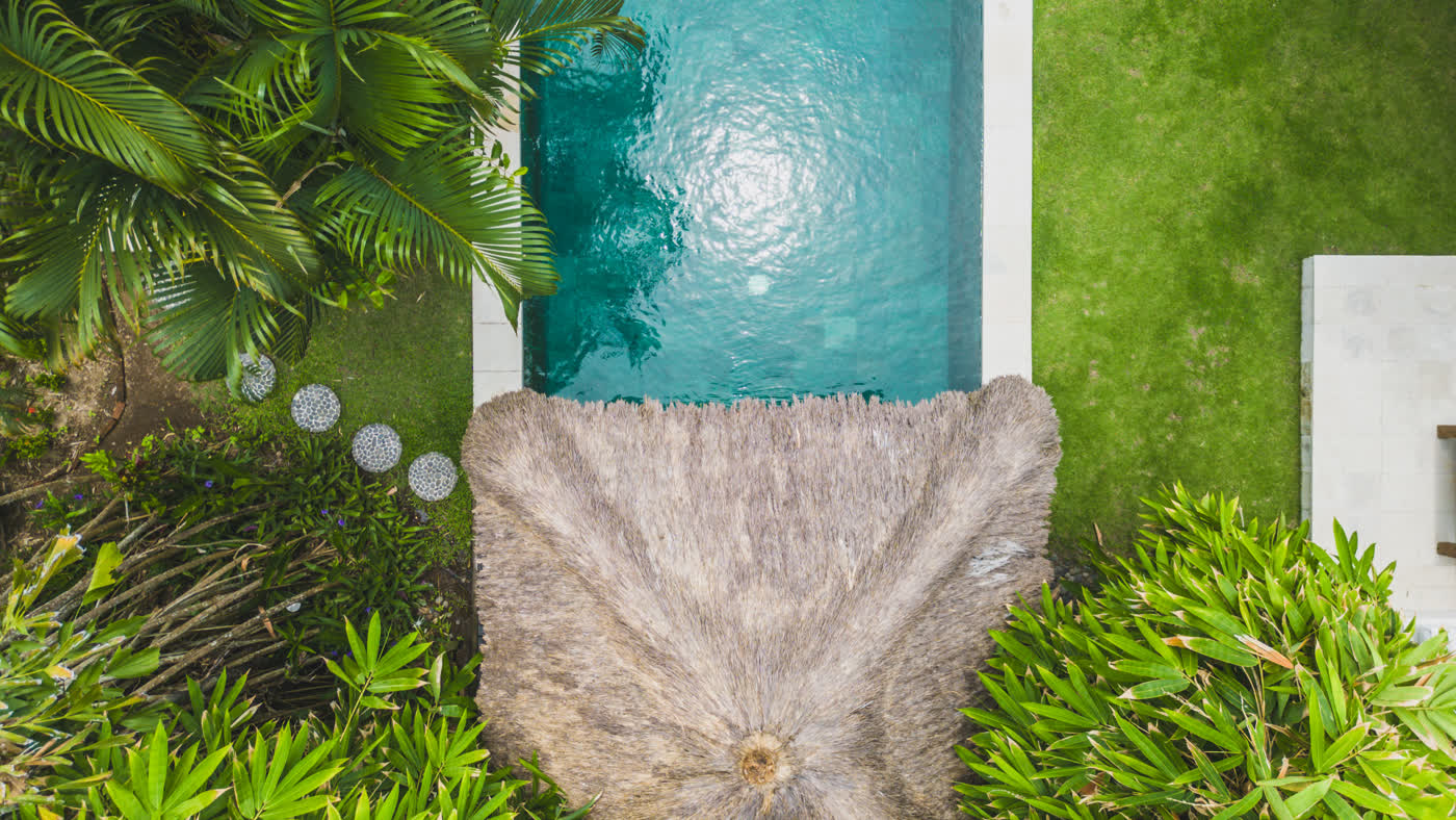 Pool und Garten von oben