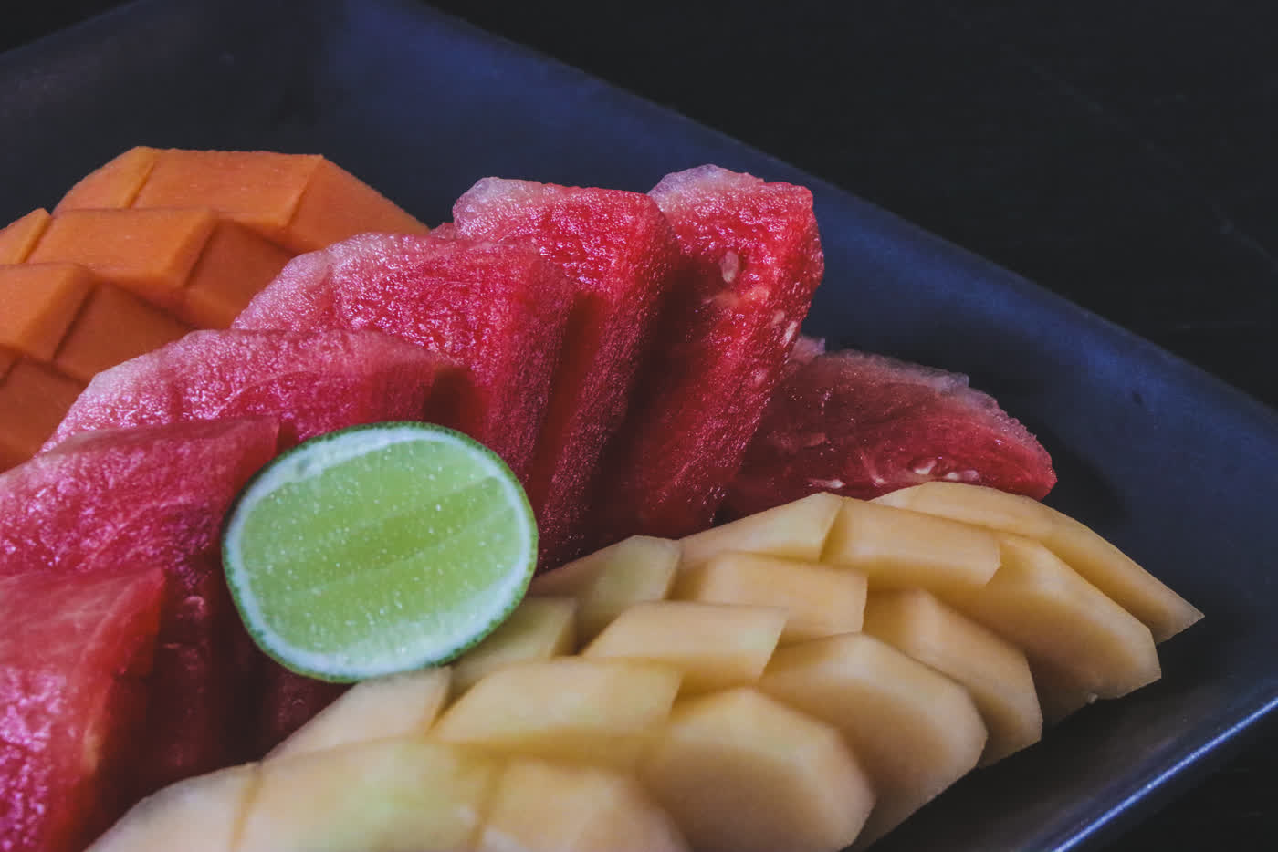 Frische Früchte mit Limette